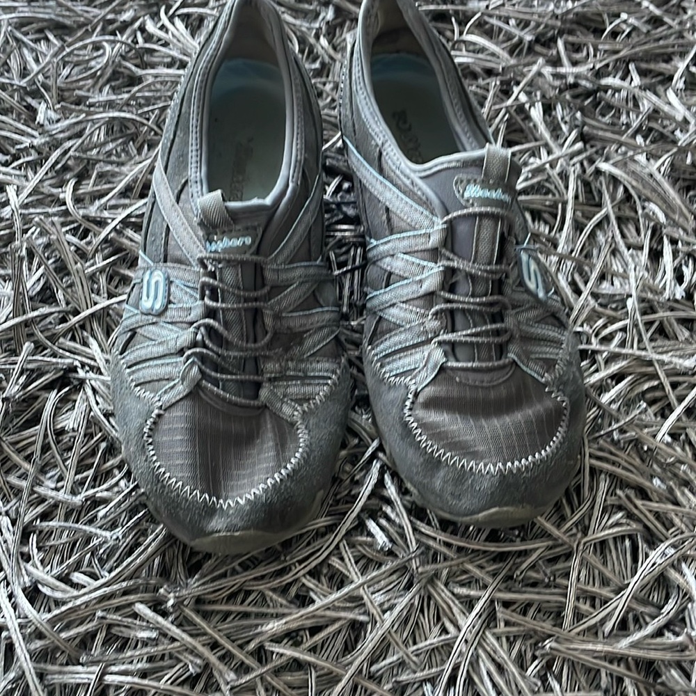 8 1/2 Skechers shoe.  Gray